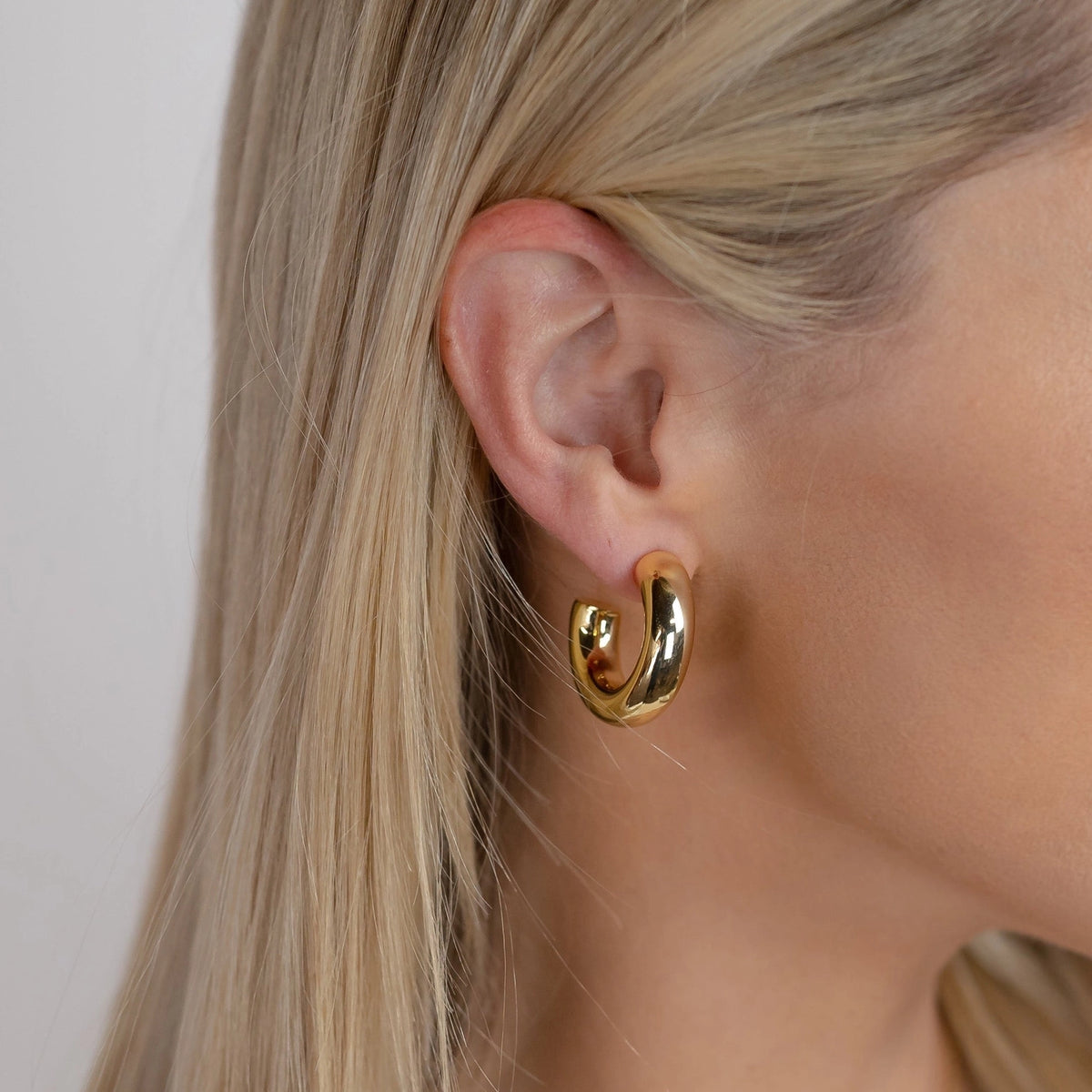 PREORDER Sis Kiss 1" Harlowe Hoop Earring | Modern Hoops in Gold