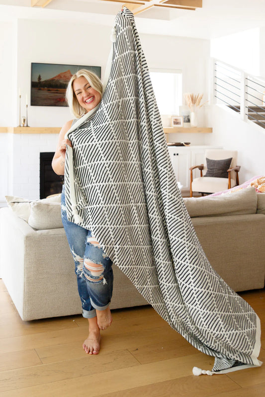 Doorbuster: Everett Blanket Single Cuddle Size in Black & White