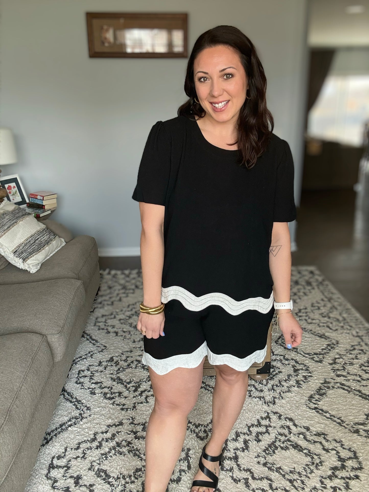 Umgee Linen Blend Scalloped Hem Top in Black/Natural